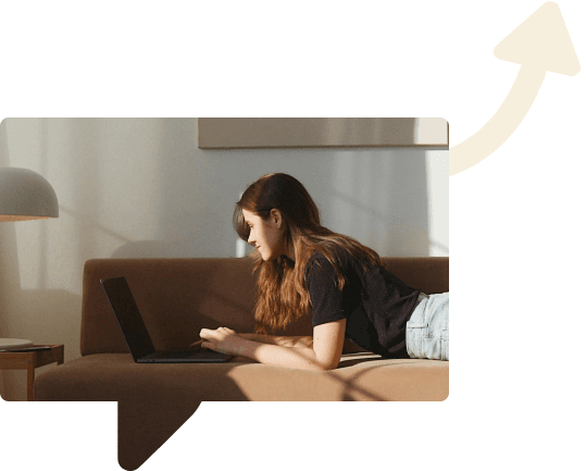 Conseillère Assuralti accompagnant un client